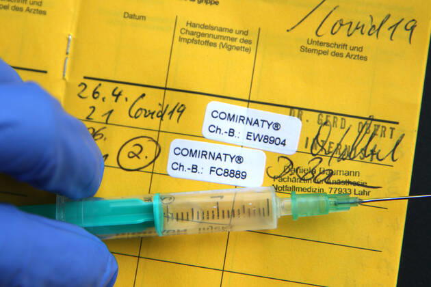 Winden Themenbild - Coronavirus, Coronapandemie - internationale Impfbescheinigung, Prophylaxebescheinigung, Impfpass, Impfbuch, Erstimpfung, Zweitimpfung, Covid 19 Eintrag Themenbild - Coronavirus, Coronapandemie - internationale Impfbescheinigung, Prophylaxebescheinigung, Impfpass, Impfbuch, Erstimpfung, Zweitimpfung, Covid 19 Eintrag Innenseite eines Impfpasses mit den beiden Aufklebern der Erstimpfung und Zweitimpfung mit Biontech, Comirnaty. Coronavirus, Coronapandemie, Impfpass, Impfbuch, Impfbescheinigung, Impfdokument, internationale Impfbescheinigung, Prophylaxebescheinigung mit Impfspritze und einem Covid 19 Eintrag mit Aufkleber einer Erstimpfung, Zweitimpfung Copyright: xFleigx xEibner-Pressefotox EP_dfg