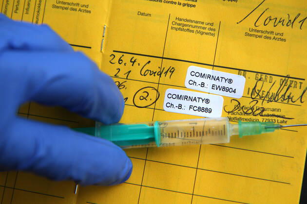 Winden Themenbild - Coronavirus, Coronapandemie - internationale Impfbescheinigung, Prophylaxebescheinigung, Impfpass, Impfbuch, Erstimpfung, Zweitimpfung, Covid 19 Eintrag Themenbild - Coronavirus, Coronapandemie - internationale Impfbescheinigung, Prophylaxebescheinigung, Impfpass, Impfbuch, Erstimpfung, Zweitimpfung, Covid 19 Eintrag Innenseite eines Impfpasses mit den beiden Aufklebern der Erstimpfung und Zweitimpfung mit Biontech, Comirnaty. Coronavirus, Coronapandemie, Impfpass, Impfbuch, Impfbescheinigung, Impfdokument, internationale Impfbescheinigung, Prophylaxebescheinigung mit Impfspritze und einem Covid 19 Eintrag mit Aufkleber einer Erstimpfung, Zweitimpfung Copyright: xFleigx xEibner-Pressefotox EP_dfg