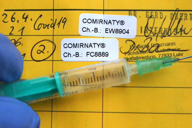 Winden Themenbild - Coronavirus, Coronapandemie - internationale Impfbescheinigung, Prophylaxebescheinigung, Impfpass, Impfbuch, Erstimpfung, Zweitimpfung, Covid 19 Eintrag Themenbild - Coronavirus, Coronapandemie - internationale Impfbescheinigung, Prophylaxebescheinigung, Impfpass, Impfbuch, Erstimpfung, Zweitimpfung, Covid 19 Eintrag Innenseite eines Impfpasses mit den beiden Aufklebern der Erstimpfung und Zweitimpfung mit Biontech, Comirnaty. Coronavirus, Coronapandemie, Impfpass, Impfbuch, Impfbescheinigung, Impfdokument, internationale Impfbescheinigung, Prophylaxebescheinigung mit Impfspritze und einem Covid 19 Eintrag mit Aufkleber einer Erstimpfung, Zweitimpfung Copyright: xFleigx xEibner-Pressefotox EP_dfg