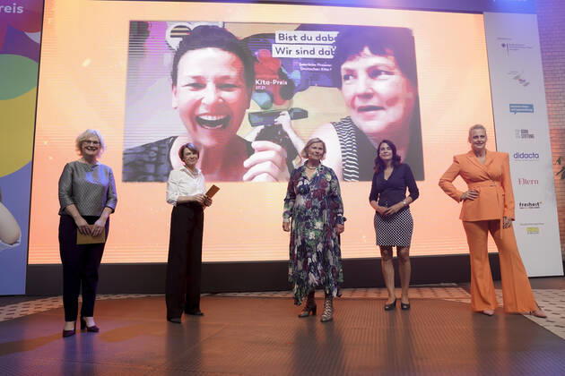 Verleihung des deutschen KITA Preis 2021 Aktuell, 09.06.2021, Berlin, Moderatorin Barbara Schoeneberger gemeinsam mit Bundesfamilienministerin Christine Lambrecht (SPD), Dr. Heike Kahl die Geschaeftsfuehrerin der Deutschen Kinder- und Jugendstiftung (DKJS), DKJS-Schirmherrin Elke Buedenbender, Dr. Miriam Saati Stellv. Abteilungsleiterin für Kinder- und Jugendpolitik im Bundesministerium für Familie, Senioren, Frauen und Jugend, bei der Verleihung des Deutschen KITA Preis 2021 Berlin Berlin Deutschland