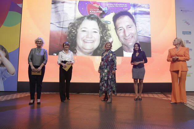 Verleihung des deutschen KITA Preis 2021 Aktuell, 09.06.2021, Berlin, Moderatorin Barbara Schoeneberger gemeinsam mit Bundesfamilienministerin Christine Lambrecht (SPD), Dr. Heike Kahl die Geschaeftsfuehrerin der Deutschen Kinder- und Jugendstiftung (DKJS), DKJS-Schirmherrin Elke Buedenbender, Dr. Miriam Saati Stellv. Abteilungsleiterin für Kinder- und Jugendpolitik im Bundesministerium für Familie, Senioren, Frauen und Jugend, bei der Verleihung des Deutschen KITA Preis 2021 Berlin Berlin Deutschland