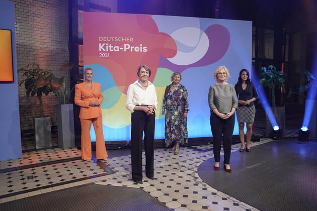 Verleihung des deutschen KITA Preis 2021 Aktuell, 09.06.2021, Berlin, Moderatorin Barbara Schoeneberger gemeinsam mit Bundesfamilienministerin Christine Lambrecht (SPD), Dr. Heike Kahl die Geschaeftsfuehrerin der Deutschen Kinder- und Jugendstiftung (DKJS), DKJS-Schirmherrin Elke Buedenbender, Dr. Miriam Saati Stellv. Abteilungsleiterin für Kinder- und Jugendpolitik im Bundesministerium für Familie, Senioren, Frauen und Jugend, bei der Verleihung des Deutschen KITA Preis 2021 Berlin Berlin Deutschland