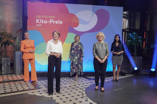 Verleihung des deutschen KITA Preis 2021 Aktuell, 09.06.2021, Berlin, Moderatorin Barbara Schoeneberger gemeinsam mit Bundesfamilienministerin Christine Lambrecht (SPD), Dr. Heike Kahl die Geschaeftsfuehrerin der Deutschen Kinder- und Jugendstiftung (DKJS), DKJS-Schirmherrin Elke Buedenbender, Dr. Miriam Saati Stellv. Abteilungsleiterin für Kinder- und Jugendpolitik im Bundesministerium für Familie, Senioren, Frauen und Jugend, bei der Verleihung des Deutschen KITA Preis 2021 Berlin Berlin Deutschland