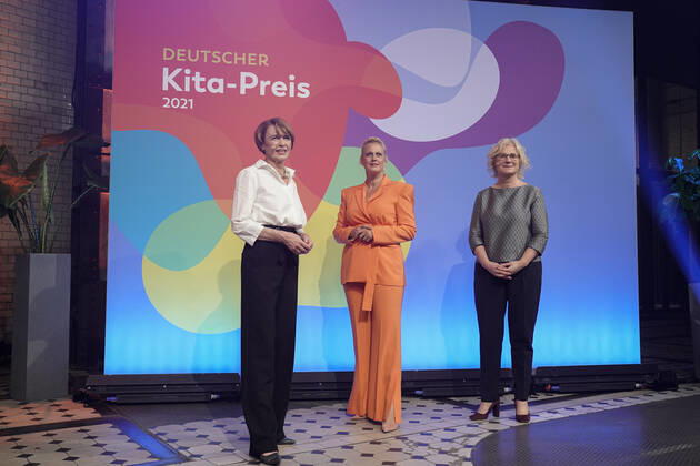 Verleihung des deutschen KITA Preis 2021 Aktuell, 09.06.2021, Berlin, Moderatorin Barbara Schoeneberger gemeinsam mit Bundesfamilienministerin Christine Lambrecht (SPD), Dr. Heike Kahl die Geschaeftsfuehrerin der Deutschen Kinder- und Jugendstiftung (DKJS), DKJS-Schirmherrin Elke Buedenbender, Dr. Miriam Saati Stellv. Abteilungsleiterin für Kinder- und Jugendpolitik im Bundesministerium für Familie, Senioren, Frauen und Jugend, bei der Verleihung des Deutschen KITA Preis 2021 Berlin Berlin Deutschland