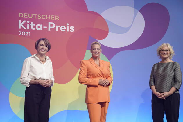 Bilder des Jahres 2021, News 06 Juni News Themen der Woche KW23 News Bilder des Tages Verleihung des deutschen KITA Preis 2021 Aktuell, 09.06.2021, Berlin, Moderatorin Barbara Schoeneberger gemeinsam mit Bundesfamilienministerin Christine Lambrecht (SPD), DKJS-Schirmherrin Elke Buedenbender bei der Verleihung des Deutschen KITA Preis 2021 Berlin Berlin Deutschland