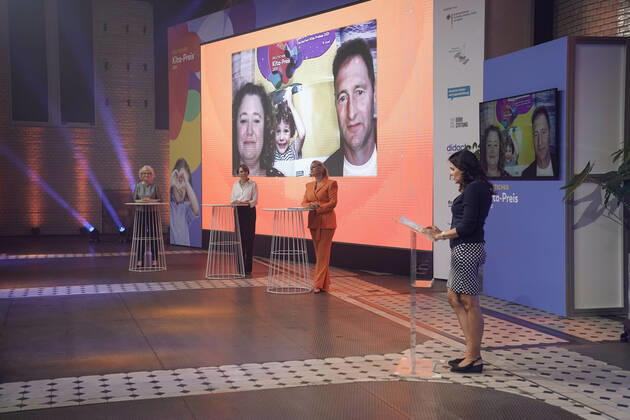 Verleihung des deutschen KITA Preis 2021 Aktuell, 09.06.2021, Berlin, Moderatorin Barbara Schoeneberger gemeinsam mit Bundesfamilienministerin Christine Lambrecht (SPD), DKJS-Schirmherrin Elke Buedenbender gemeinsam mit der Laudatorin Dr. Miriam Saati Stellv. Abteilungsleiterin für Kinder- und Jugendpolitik im Bundesministerium für Familie, Senioren, Frauen und Jugend bei der Verleihung des Deutschen KITA Preis 2021 Berlin Berlin Deutschland