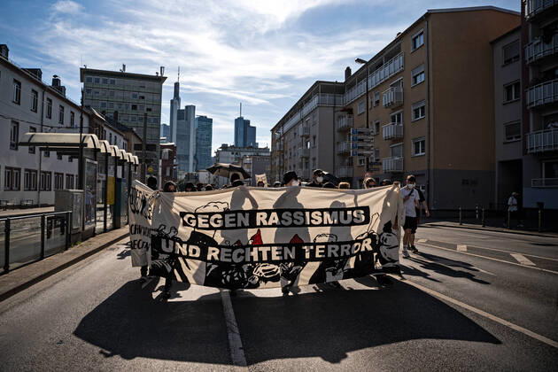 News Themen der Woche KW23 News Bilder des Tages Demonstration gegen rechte Strukturen im Frankfurter SEK Demonstranten mit Banner Gegen Rassismus und rechten Terror vor Frankfurter Skyline. Am 11.06.2021 demonstrierten circa 150 Menschen gegen rechte Strukturen in der Frankfurter Polizei. Anlass war das Auffliegen rechtsextremer Chats beim Frankfurter SEK. Frankfurt am Main Hessen Deutschland