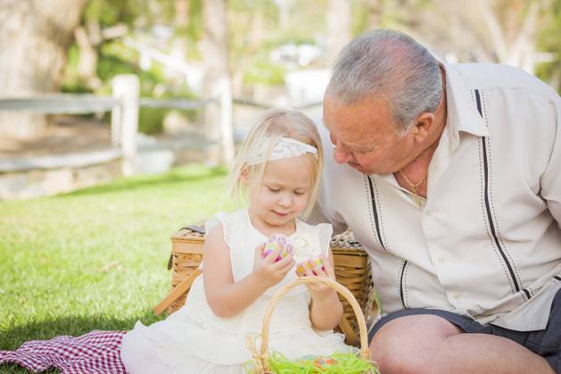 Liebevolle Großvater und Enkelin genießen Ostereier auf einer Picknickdecke im Park Copyright: imageBROKER/AndyxDean ibxdea06738199.jpg