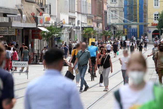 Nach der Lockerung der Schutzmaßnahmen und Wiedereröffnung der Geschäfte sieht die Einkaufsstraße und Fußgängerzone Kaiserstraße in der Innenstadt von Würzburg wieder so wie vor der Coronakrise aus, Bayern, Deutschland