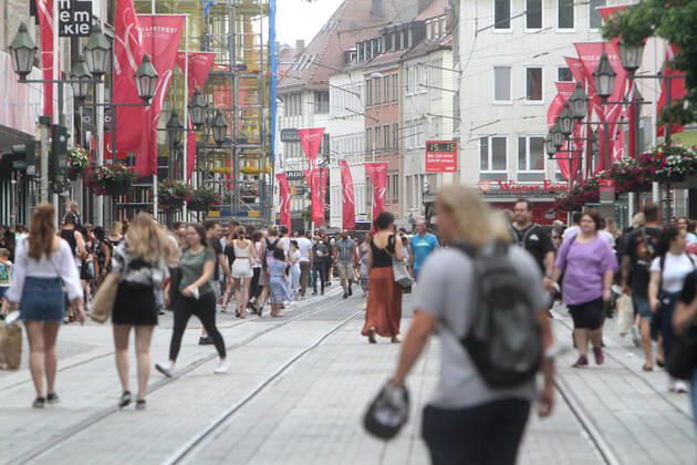 Nach der Lockerung der Schutzmaßnahmen und Wiedereröffnung der Geschäfte sieht die Einkaufsstraße und Fußgängerzone Schönbornstraße in der Innenstadt von Würzburg wieder so wie vor der Coronakrise aus, Bayern, Deutschland