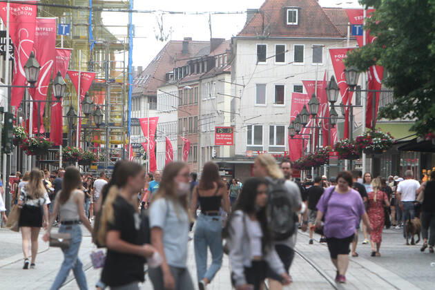 Nach der Lockerung der Schutzmaßnahmen und Wiedereröffnung der Geschäfte sieht die Einkaufsstraße und Fußgängerzone Schönbornstraße in der Innenstadt von Würzburg wieder so wie vor der Coronakrise aus, Bayern, Deutschland