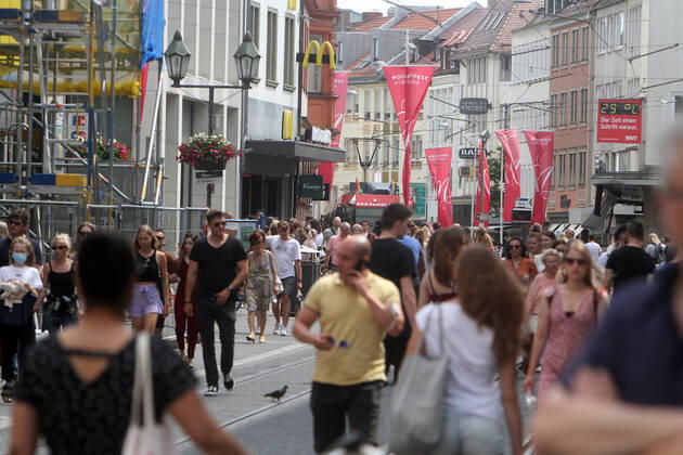Nach der Lockerung der Schutzmaßnahmen und Wiedereröffnung der Geschäfte sieht die Einkaufsstraße und Fußgängerzone Schönbornstraße in der Innenstadt von Würzburg wieder so wie vor der Coronakrise aus, Bayern, Deutschland
