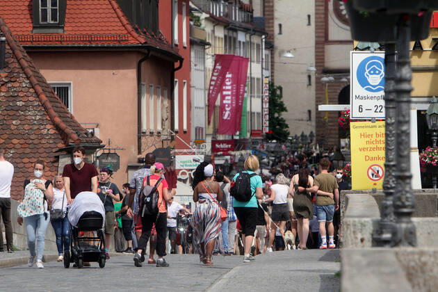 Nach der Lockerung der Schutzmaßnahmen und Wiedereröffnung der Geschäfte sieht die Einkaufsstraße und Fußgängerzone Domstraße in der Innenstadt von Würzburg wieder so wie vor der Coronakrise aus, Bayern, Deutschland
