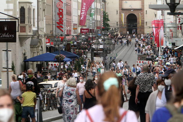 Nach der Lockerung der Schutzmaßnahmen und Wiedereröffnung der Geschäfte sieht die Einkaufsstraße und Fußgängerzone Domstraße in der Innenstadt von Würzburg wieder so wie vor der Coronakrise aus, Bayern, Deutschland