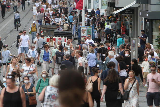 Nach der Lockerung der Schutzmaßnahmen und Wiedereröffnung der Geschäfte sieht die Einkaufsstraße und Fußgängerzone Domstraße in der Innenstadt von Würzburg wieder so wie vor der Coronakrise aus, Bayern, Deutschland