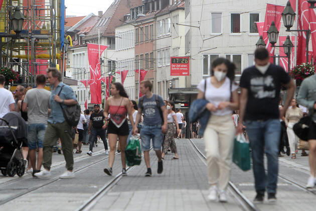 Nach der Lockerung der Schutzmaßnahmen und Wiedereröffnung der Geschäfte sieht die Einkaufsstraße und Fußgängerzone Schönbornstraße in der Innenstadt von Würzburg wieder so wie vor der Coronakrise aus, Bayern, Deutschland