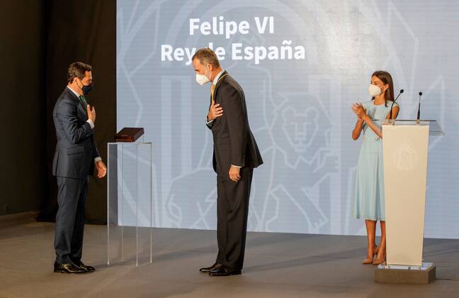 Entertainment Bilder des Tages Spain s King Felipe VI (C), accompanied by Queen Letizia (R), receives the first Andalucian region s medal of honor ever for being the best symbol of Spain s unity from Andalusian regional President Juanma Moreno (L) at San Telmo palace, Andalucian Government s headquarters, in Seville, southern Spain, 14 June 2021. King Felipe will attend UEFA s Euro 2021 match Spain vs. Sweden later on 14 June. Felipe VI receives Andalucian region s medal of honor !ACHTUNG: NUR REDAKTIONELLE NUTZUNG!  Copyright: xJulioxMunozx GRAFAND011 20210614-637592749939412179