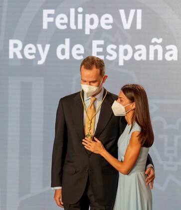 Spain s King Felipe VI (L) is congratulated by Queen Letizia after receiving the first Andalucian region s medal of honor ever for being the best symbol of Spain s unity from Andalusian regional President Juanma Moreno (not seen) at San Telmo palace, Andalucian Government s headquarters, in Seville, southern Spain, 14 June 2021. King Felipe will attend UEFA s Euro 2021 match Spain vs. Sweden later on 14 June. Felipe VI receives Andalucian region s medal of honor !ACHTUNG: NUR REDAKTIONELLE NUTZUNG!  Copyright: xJulioxMunozx GRAFAND014 20210614-637592751303943463