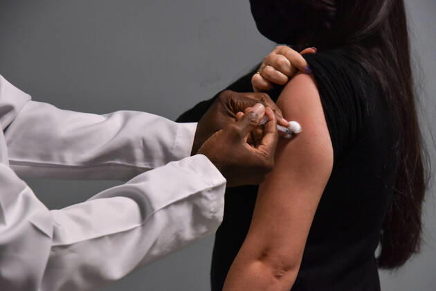 SÃO PAULO, SP - 14.06.2021: VACINAÇÃO CONTRA COVID19 SP - Vaccination station against Covid-19 (Coronavirus) at the República Station, on Line 4-Yellow of the São Paulo Metro, where Pfizer BioNTech& 39;s immunizing agent is being applied. This Monday (14). x2079135x RobertoxCasimiro