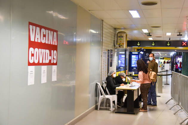 SÃO PAULO, SP - 14.06.2021: VACINAÇÃO CONTRA COVID19 SP - Vaccination station against Covid-19 (Coronavirus) at the República Station, on Line 4-Yellow of the São Paulo Metro, where Pfizer BioNTech& 39;s immunizing agent is being applied. This Monday (14). x2079138x RobertoxCasimiro