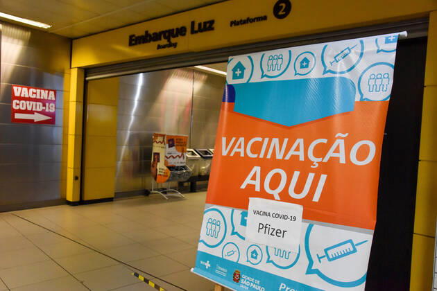 SÃO PAULO, SP - 14.06.2021: VACINAÇÃO CONTRA COVID19 SP - Vaccination station against Covid-19 (Coronavirus) at the República Station, on Line 4-Yellow of the São Paulo Metro, where Pfizer BioNTech& 39;s immunizing agent is being applied. This Monday (14). x2079139x RobertoxCasimiro