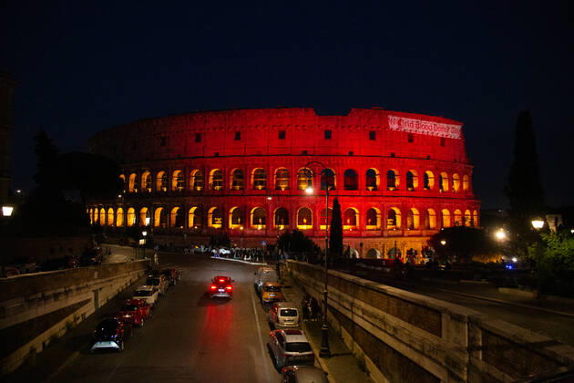 Weltblutspendetag in Italien - Rot beleuchtetes Kolluseum in Rom Italy: World Blood Donor Day in Rome View of Colosseum illuminated in red on the occasion of World Blood Donor Day Rome Italy Copyright: MatteoxNardone