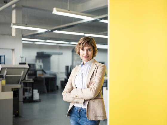 Female entrepreneur standing with arms crossed in workshop model released Symbolfoto property released JOSEF04208