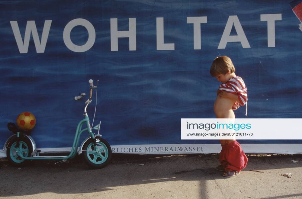 Junge Pinkelt Fotos IMAGO