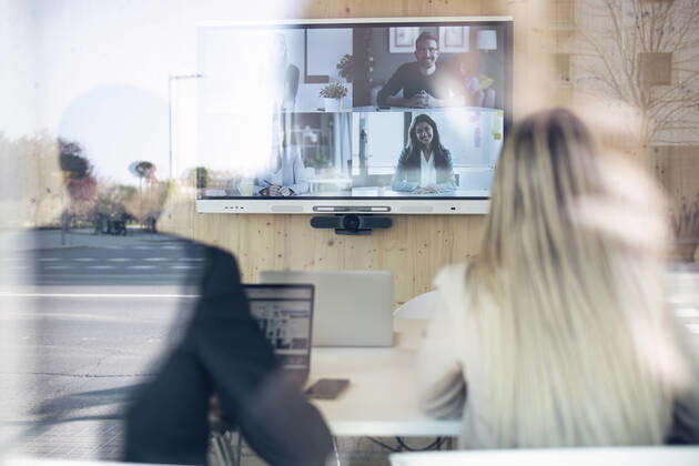 Business professionals on video conference meeting in office model released Symbolfoto property released JSRF01508