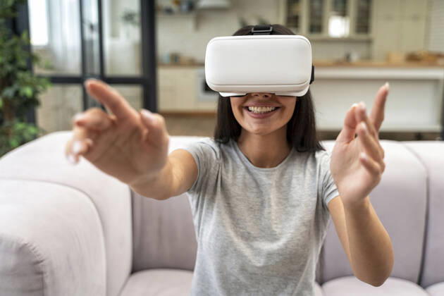 Woman with Virtual reality headset in living room at home model released Symbolfoto property released OIPF00622