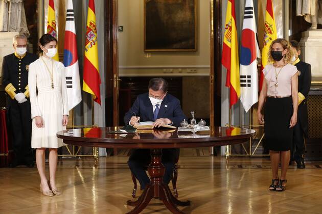 News Bilder des Tages Spanien, Südkoreas Präsidenten Moon Jae-in bekommt Auszeichnung im Senat in Madrid South Korean President, Moon Jae-in (C), signs the Guest s Book of the Spanish Upper Chamber next to Spanish Speaker of the Lower House Meritxell Batet (R) and Spanish Speaker of the Upper Chamber Pilar Llop (L) upon arrival to the Spanish Senate, in Madrid, central Spain, 16 June 2021. South Korean President visits !ACHTUNG: NUR REDAKTIONELLE NUTZUNG!  Copyright: xJavierxLizonx GRAF1706 20210616-637594565591041249