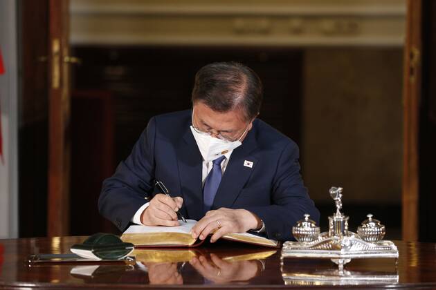 Spanien, Südkoreas Präsidenten Moon Jae-in bekommt Auszeichnung im Senat in Madrid South Korean President, Moon Jae-in, signs the Guest s Book of the Spanish Upper Chamber during his visit to the Spanish Senate, in Madrid, central Spain, 16 June 2021. South Korean President visits !ACHTUNG: NUR REDAKTIONELLE NUTZUNG!  Copyright: xJavierxLizonx GRAF1710 20210616-637594570228806338