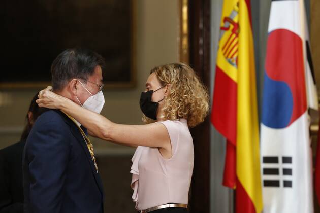 Spanien, Südkoreas Präsidenten Moon Jae-in bekommt Auszeichnung im Senat in Madrid South Korean President, Moon Jae-in (L), receives the Medal of Congress from Spanish Speaker of the Lower House Meritxell Batet (R) during his visit to the Spanish Senate, in Madrid, central Spain, 16 June 2021. South Korean President visits !ACHTUNG: NUR REDAKTIONELLE NUTZUNG!  Copyright: xJavierxLizonx GRAF1717 20210616-637594572215955744