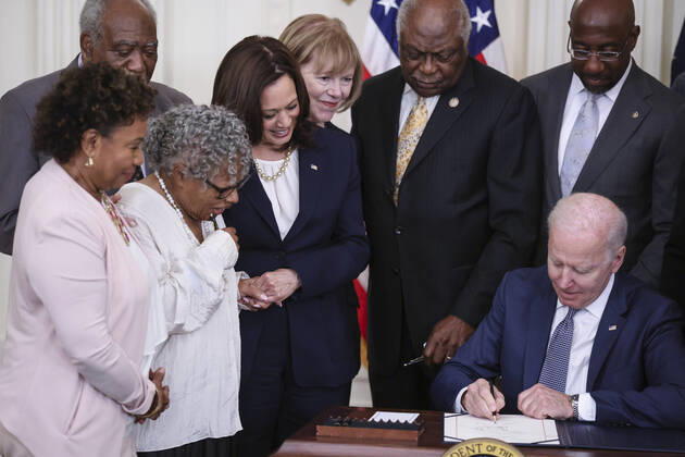 Bilder des Jahres 2021, News 06 Juni News Themen der Woche KW24 USA, Joe Biden unterschreibt National Independence Day Act am Gedenktag zum Ende der Sklaverei President Joe Biden signs the Juneteenth National Independence Day Act into law in the East Room of the White House in Washington, DC, on Thursday, June 17, 2021. Pool photo by Oliver Contreras  WAS20210617622 OliverxContreras