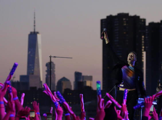 Bilder des Jahres 2021, Entertainment 06 Juni Entertainment Themen der Woche KW24 Entertainment Bilder des Tages Chris Martin and Coldplay perform during a taped free concert in front of One World Trade Center and the Manhattan skyline for Macy s Fourth of July special in New York City on Thursday, June 17, 2021.  NYP20210617131 JohnxAngelillo