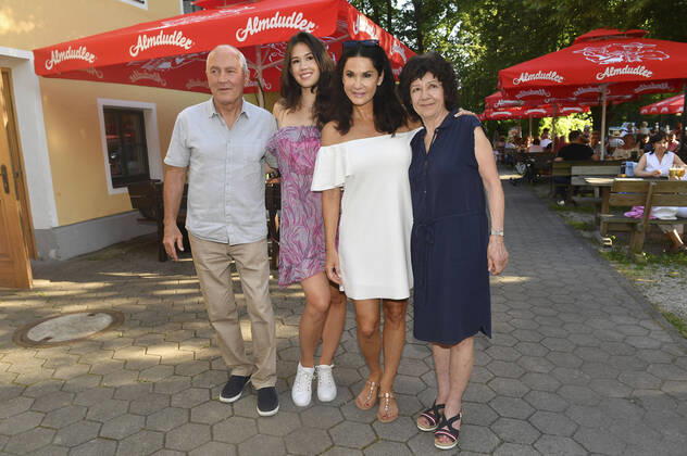 Bilder des Jahres 2021, Entertainment 06 Juni Entertainment Themen der Woche KW24 Entertainment Bilder des Tages Mariella Ahrens mit Eltern und Tochter Isabella von Faber-Castell bei der Premiere des Theaterstücks Das Blaue vom Himmel auf der Freilichtbühne Siebenbrunn. München, 17.06.2021