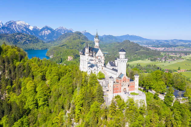 Schloss Neuschwanstein Luftbild Architektur Alpen Landschaft Deutschland Bayern Reise reisen Füssen, Deutschland - 1. Juni 2021: Schloss Neuschwanstein Luftbild Architektur Alpen Landschaft Bayern Reise reisen in Füssen, Deutschland.