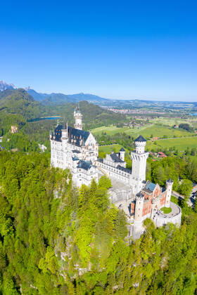 Schloss Neuschwanstein Luftbild Architektur Alpen Landschaft Deutschland Bayern Reise reisen Hochformat Füssen, Deutschland - 1. Juni 2021: Schloss Neuschwanstein Luftbild Architektur Alpen Landschaft Bayern Reise reisen Hochformat in Füssen, Deutschland.