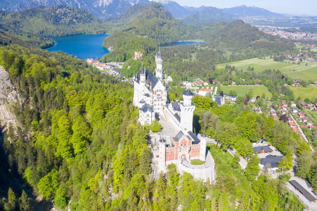 Schloss Neuschwanstein Luftbild Architektur Alpen Landschaft Deutschland Bayern Reise reisen Füssen, Deutschland - 1. Juni 2021: Schloss Neuschwanstein Luftbild Architektur Alpen Landschaft Bayern Reise reisen in Füssen, Deutschland.