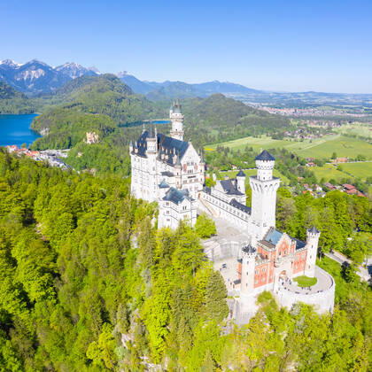 Schloss Neuschwanstein Luftbild Architektur Alpen Landschaft Deutschland Bayern Reise reisen quadratisch Füssen, Deutschland - 1. Juni 2021: Schloss Neuschwanstein Luftbild Architektur Alpen Landschaft Bayern Reise reisen quadratisch in Füssen, Deutschland.