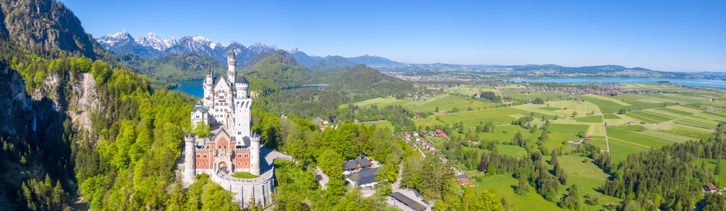 Schloss Neuschwanstein Luftbild Architektur Alpen Landschaft Deutschland Bayern Reise reisen Panorama Füssen, Deutschland - 1. Juni 2021: Schloss Neuschwanstein Luftbild Architektur Alpen Landschaft Bayern Reise reisen Panorama in Füssen, Deutschland.