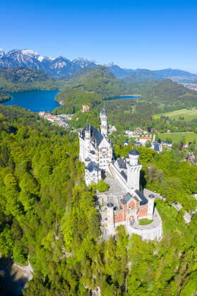 Schloss Neuschwanstein Luftbild Architektur Alpen Landschaft Deutschland Bayern Reise reisen Hochformat Füssen, Deutschland - 1. Juni 2021: Schloss Neuschwanstein Luftbild Architektur Alpen Landschaft Bayern Reise reisen Hochformat in Füssen, Deutschland.