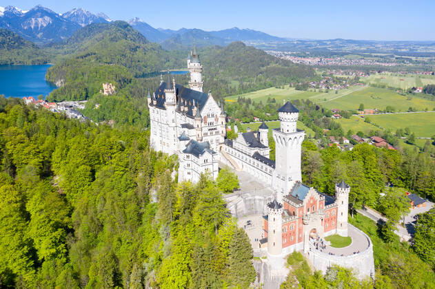 Schloss Neuschwanstein Luftbild Architektur Alpen Landschaft Deutschland Bayern Reise reisen Füssen, Deutschland - 1. Juni 2021: Schloss Neuschwanstein Luftbild Architektur Alpen Landschaft Bayern Reise reisen in Füssen, Deutschland.