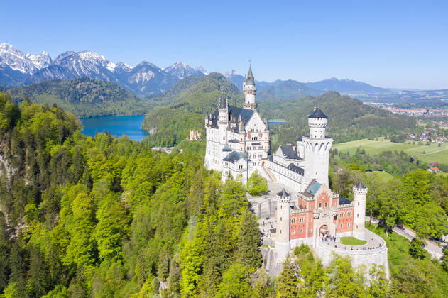 Schloss Neuschwanstein Luftbild Architektur Alpen Landschaft Deutschland Bayern Reise reisen Füssen, Deutschland - 1. Juni 2021: Schloss Neuschwanstein Luftbild Architektur Alpen Landschaft Bayern Reise reisen in Füssen, Deutschland.