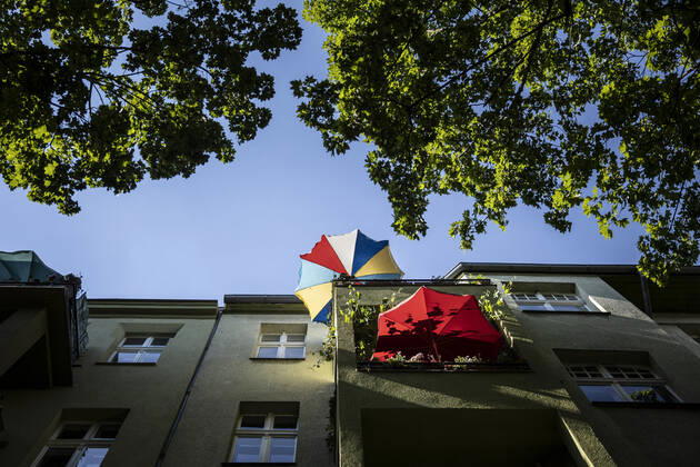 Sonnenschirm auf einem Balkon, aufgenommen in Berlin, 18.06.2021. Am Wochenende werden 36 Grad Celsius in der Hauptstadt erwartet. Berlin Deutschland