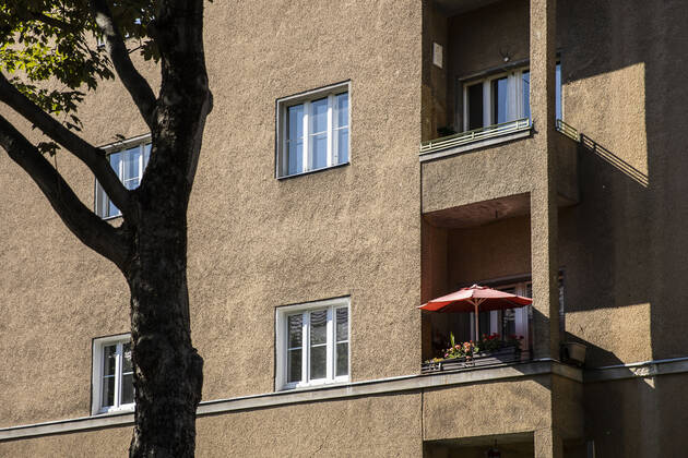 Sonnenschirm auf einem Balkon, aufgenommen in Berlin, 18.06.2021. Am Wochenende werden 36 Grad Celsius in der Hauptstadt erwartet. Berlin Deutschland