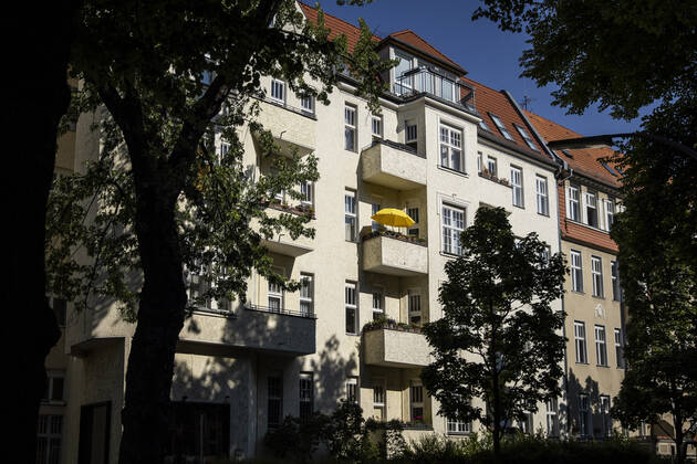 Sonnenschirm auf einem Balkon, aufgenommen in Berlin, 18.06.2021. Am Wochenende werden 36 Grad Celsius in der Hauptstadt erwartet. Berlin Deutschland