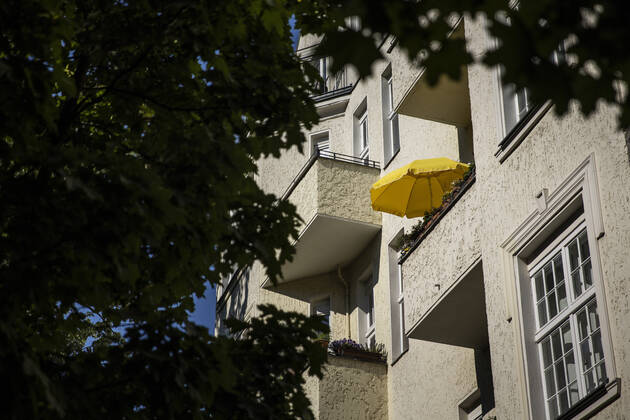 Sonnenschirm auf einem Balkon, aufgenommen in Berlin, 18.06.2021. Am Wochenende werden 36 Grad Celsius in der Hauptstadt erwartet. Berlin Deutschland