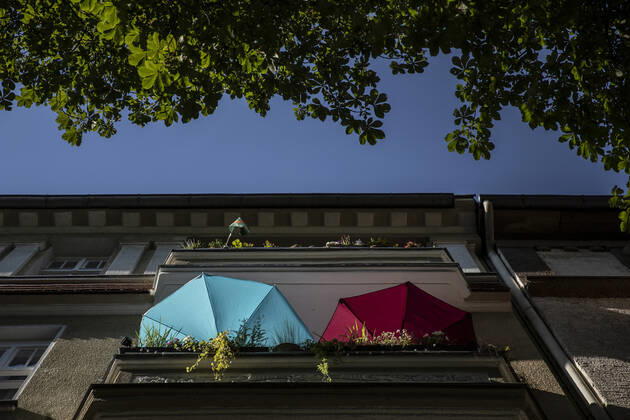 Sonnenschirm auf einem Balkon, aufgenommen in Berlin, 18.06.2021. Am Wochenende werden 36 Grad Celsius in der Hauptstadt erwartet. Berlin Deutschland