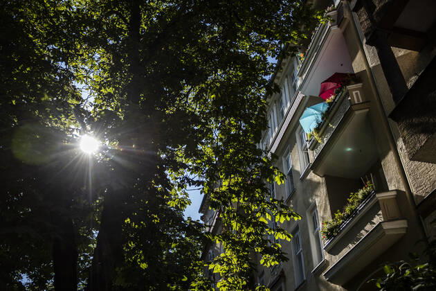 Sonnenschirm auf einem Balkon, aufgenommen in Berlin, 18.06.2021. Am Wochenende werden 36 Grad Celsius in der Hauptstadt erwartet. Berlin Deutschland